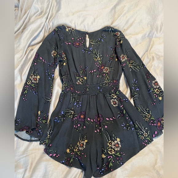 Long sleeve shorts romper - size small - Picture 2 of 2